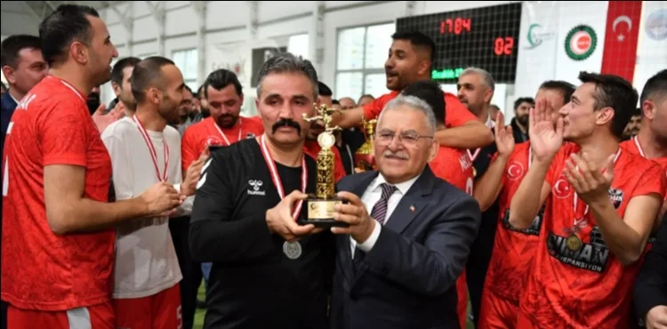 BAŞKAN BÜYÜKKILIÇ’TAN, HALI SAHA TURNUVASINDA COŞKULU BULUŞMA