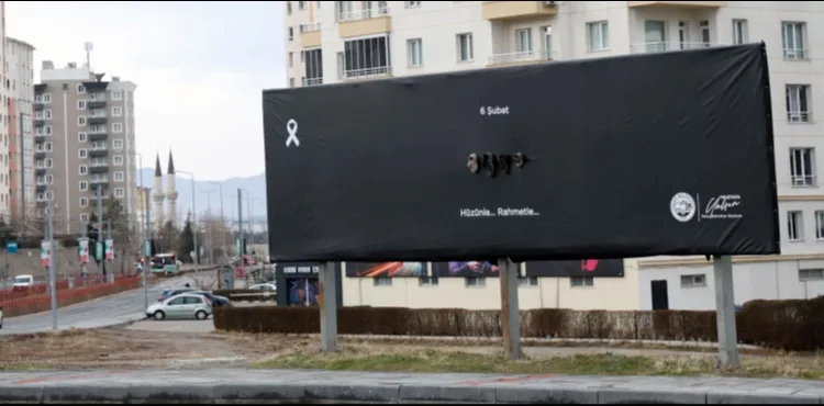 TALAS BİLLBOARDLARINDA 6 ŞUBAT VEFASI