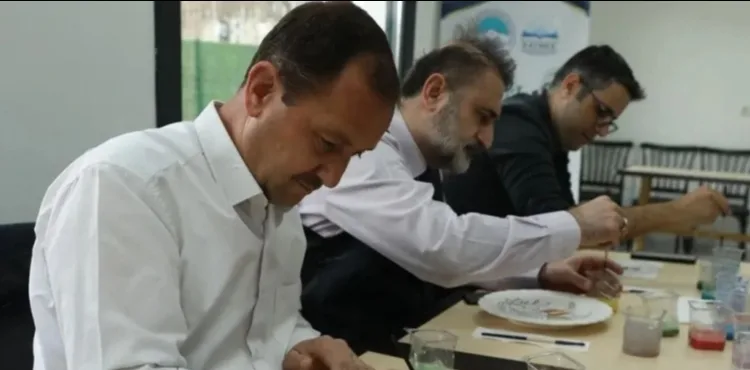 Kayseri Devlet Hastanesi’nde sağlık çalışanları, çini sanatıyla stres atıyor
