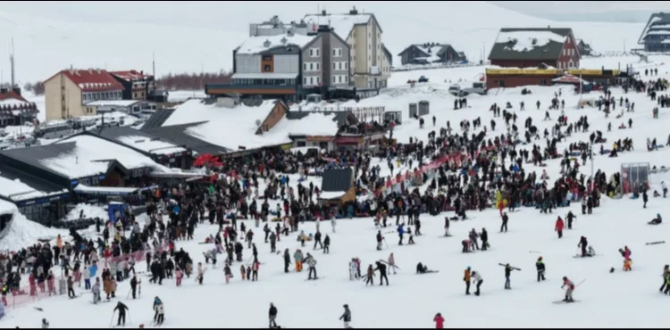 Erciyes’te pazar yoğunluğu