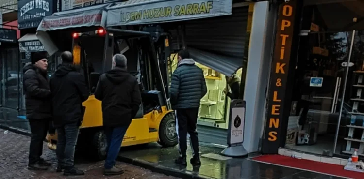 Forkliftle kuyumcu dükkanının kepengini açıp hırsızlık yaptı