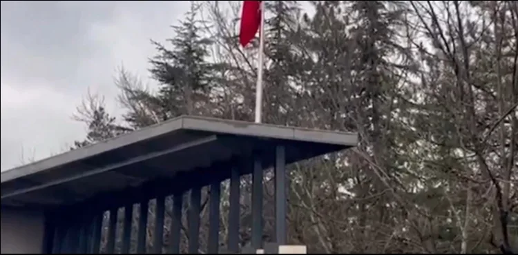 Şehit Komandolar durağında yıpranan Türk bayrağı yenisiyle değiştirildi