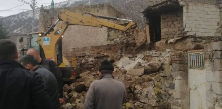 Hacılar’da sağanak yağış metruk evi yıktı