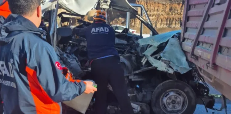 Öğrenci servisi ile TIR çarpıştı: 1 ölü, 7 yaralı