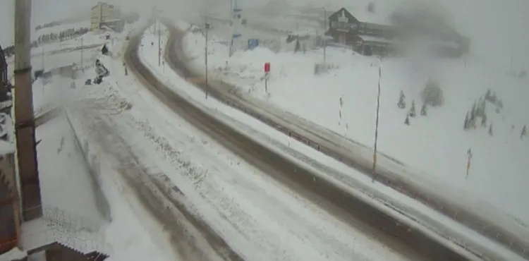 Kar yağışı nedeniyle Erciyes yolu araç trafiğine kapatıldı