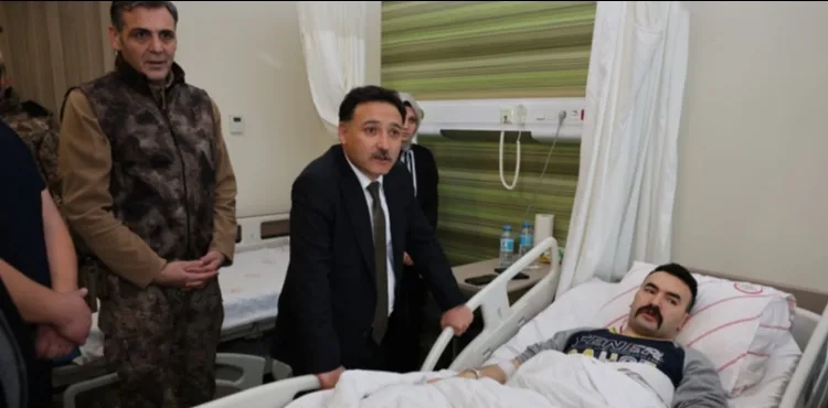 Vali Çiçek'ten operasyonda yaralanan özel harekat polisine ziyaret