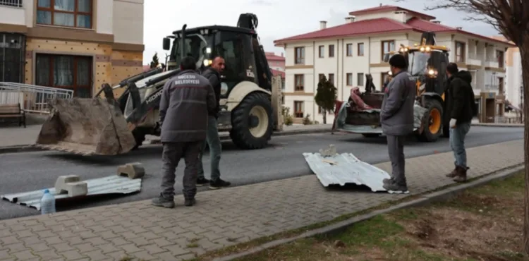 İncesu ilçesinde etkili olan şiddetli rüzgar nedeniyle bazı binaların çatıları zarar gördü