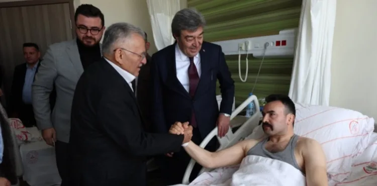 AK Parti'li milletvekilleri ile Başkan Büyükkılıç'tan yaralı polis memuruna ziyaret
