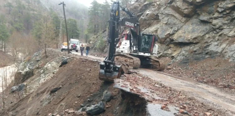 Yahyalı’da sağanak yağış yolda hasara neden oldu