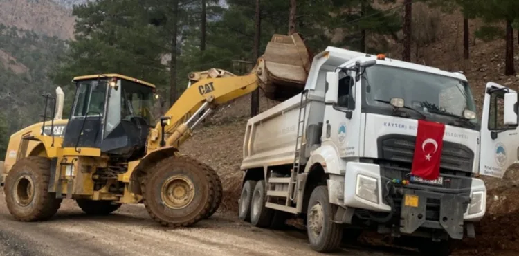 BÜYÜKŞEHİR, YAHYALI’DA SEL VE HEYELAN SONUCU KAPANAN YOLLARI ULAŞIMA AÇTI