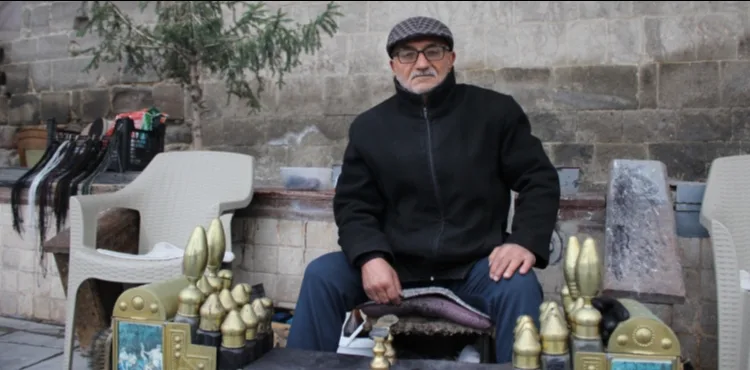 Babasının yanında başladığı ayakkabı boyacılığını 35 yıldır yapıyor