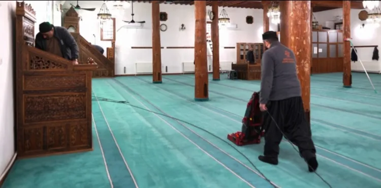 MELİKGAZİ’DE 11 AYIN SULTANI İÇİN CAMİLER PIRIL PIRIL YAPILIYOR