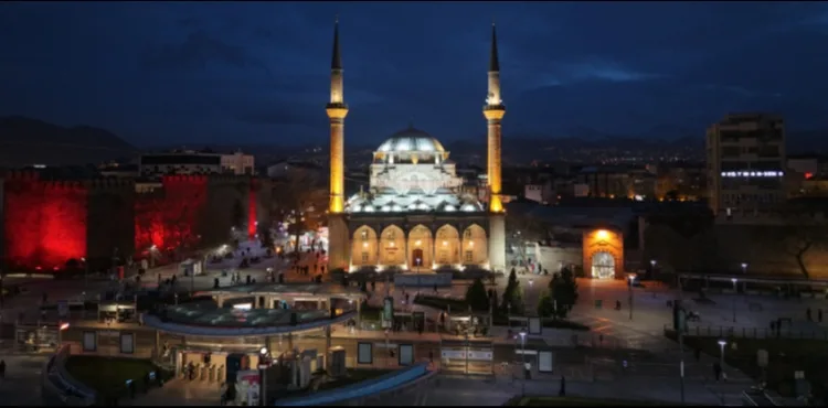 BÜYÜKŞEHİR İLE KAYSERİ, RAMAZAN’I IŞIK VE RENK ŞÖLENİ İLE KARŞILADI