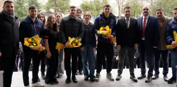Kayserisporlu futbolcular öğrencilerle buluştu
