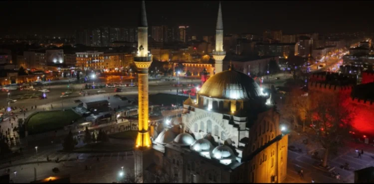 BÜYÜKŞEHİR İLE KAYSERİ, RAMAZAN’I IŞIK VE RENK ŞÖLENİ İLE KARŞILADI