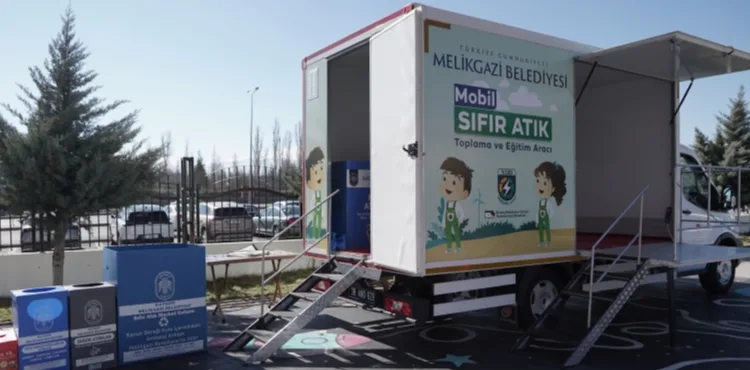 MELİKGAZİ, “MOBİL SIFIR ATIK TOPLAMA VE EĞİTİM ARACI” İLE OKULLARDA ÇEVRE BİLİNCİ AŞILIYOR