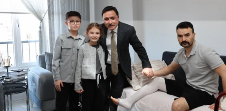 Vali Gökmen Çiçek ve Hulusi Akar’dan yaralı komisere geçmiş olsun ziyareti