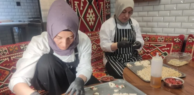 Kayseri’de asırlık lezzet tepsi mantısı iftar sofralarını süslüyor
