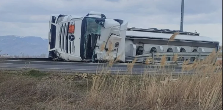 Kayseri’de akaryakıt yüklü tanker devrildi: 1 yaralı