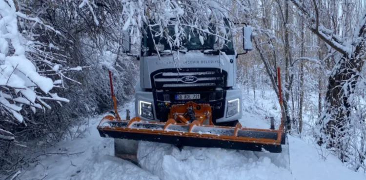 KAYSERİ BÜYÜKŞEHİR’DEN KIŞ MESAİSİ: 195 MAHALLE YOLU ULAŞIMA AÇILDI
