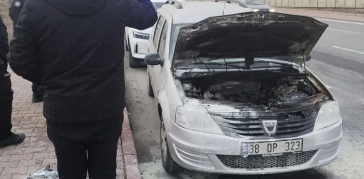 Kayseri'de seyir halindeki otomobil alev aldı