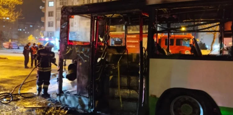 Kayseri'de seyir halindeki özel halk otobüsü yandı