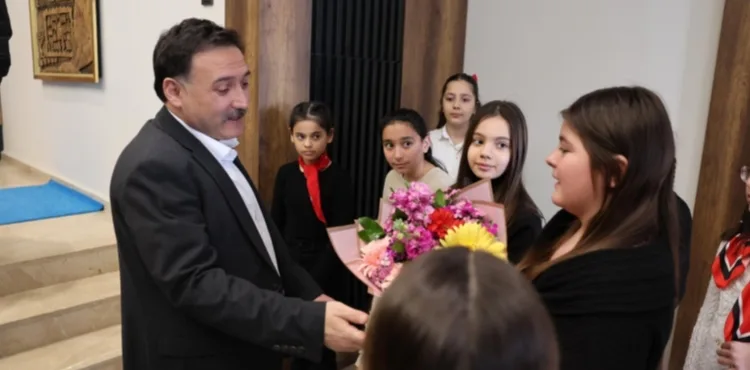 Vali Çiçek, İstiklal Marşı yarışmasının birincileriyle buluştu