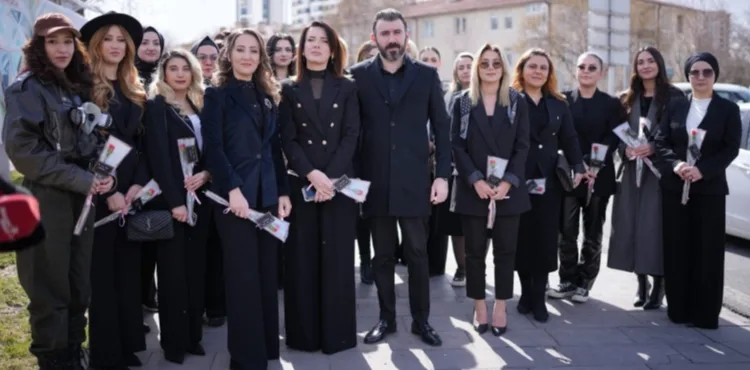 Kadın cinayetlerinde hayatını kaybeden kadınların isimlerini billboarda taşıdılar