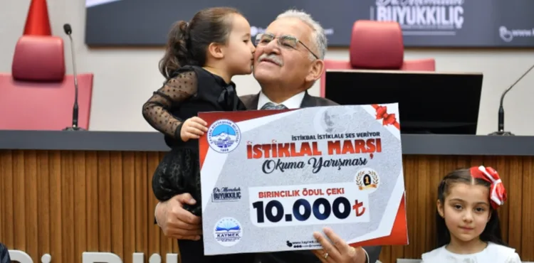 BAŞKAN BÜYÜKKILIÇ, İSTİKLAL MARŞI OKUMA YARIŞMASI’NDA ÖDÜLLERİ TAKDİM ETTİ