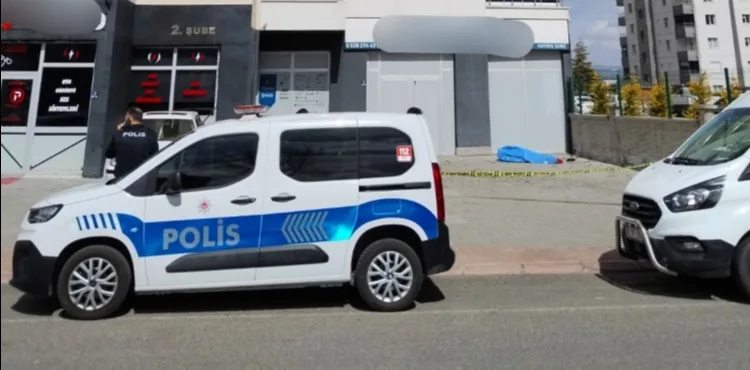 Kayseri'de 3'üncü kattan düşen 83 yaşındaki adam hayatını kaybetti