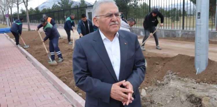 BAŞKAN BÜYÜKKILIÇ, GECE GÜNDÜZ SAHADA: TALAS BULVARI 5 ŞERİTLİ YENİ HALİYLE HİZMETE AÇILDI