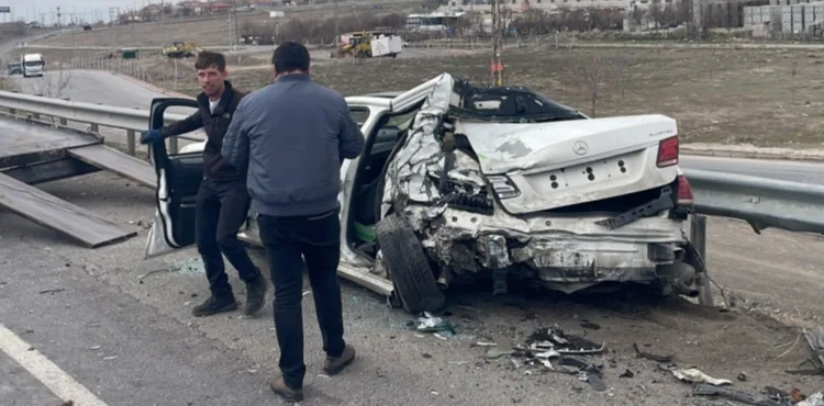 Kayseri’de TIR yol kenarında duran otomobile çarptı: 1 ağır yaralı