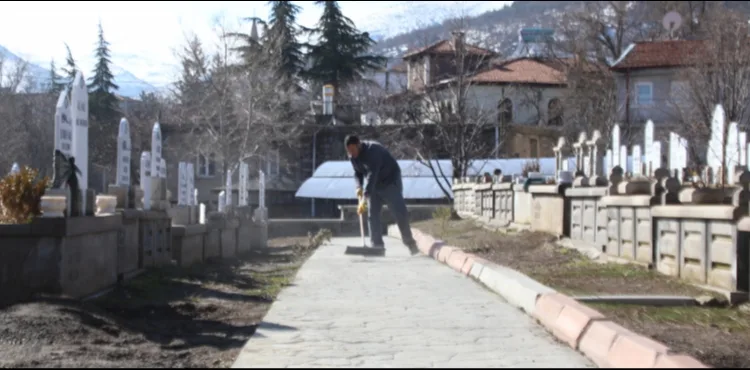 MELİKGAZİ’DE MEZARLIKLAR BAYRAM İÇİN TEMİZLENDİ