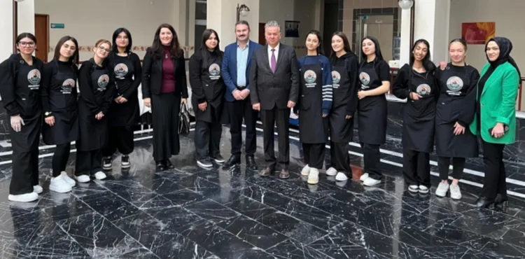Öğrencilerden Huzurevi sakinlerine bayram öncesi bakım desteği