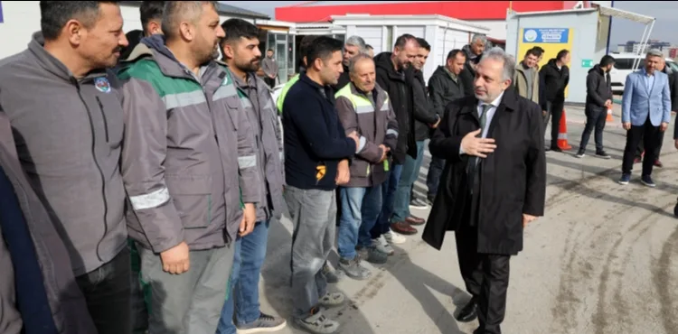 BAŞKAN YALÇIN PERSONELLE KUCAKLAŞTI