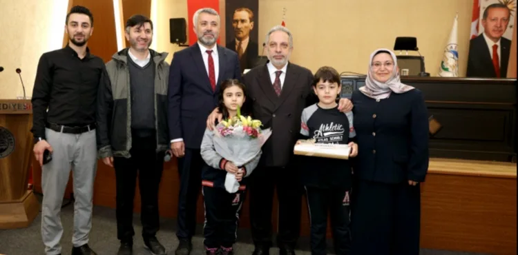 BAŞKAN YALÇIN'DAN MİNİKLERE YEREL YÖNETİM DERSİ