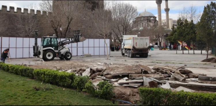 Cumhuriyet Meydanı’ndaki son işletme de kaldırıldı