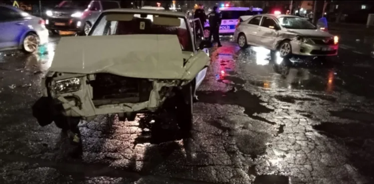 İki otomobilin çarpıştığı kazada hasar meydana geldi