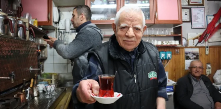 Kayseri’de 4 çocuk babası, 74 yıldır çaycılık yapıyor