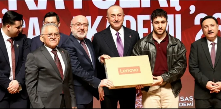 Önceki dönem Dışişleri Bakanı Mevlüt Çavuşoğlu, KAYÜ’de Konferans Verdi