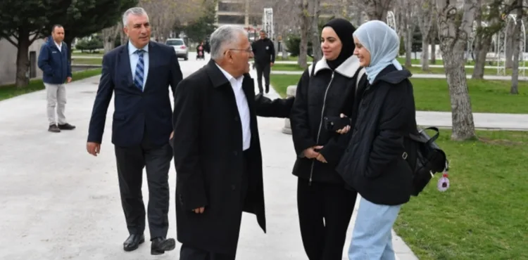 BAŞKAN BÜYÜKKILIÇ, MİMARSİNAN PARKI’NDA VATANDAŞLAR VE ÖĞRENCİLERLE BİR ARAYA GELDİ
