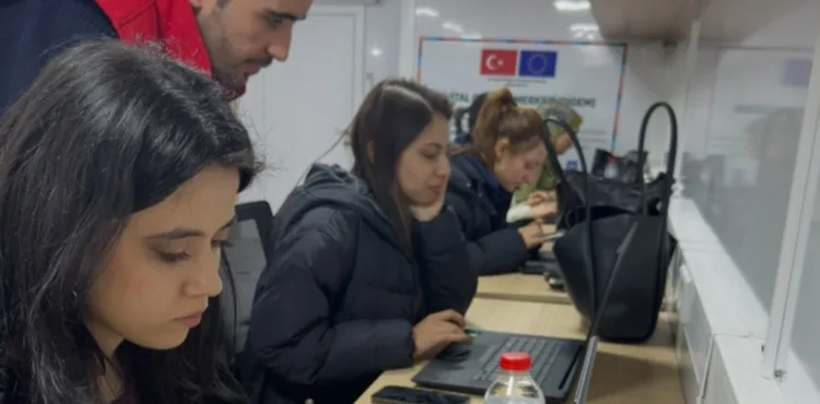 BÜYÜKŞEHİR’İN ‘MOBİL DİJİTAL MERKEZİ’ GENÇLERİ GELECEĞE TAŞIYOR