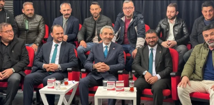 CANLI YAYINDA SÜRPRİZ ANLAR: İŞÇİLER STÜDYOYU BASTI