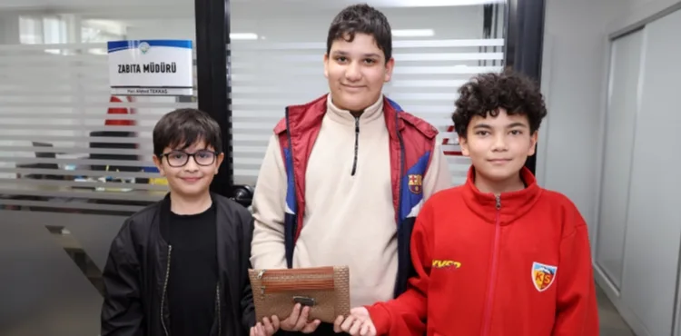 Talaslı Çocuklardan Örnek Davranış
