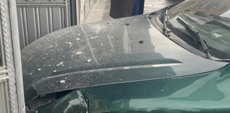 Otomobil iş merkezine girdi