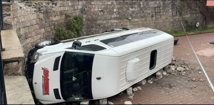 Kayseri’de minibüs 6 metre yükseklikten devrildi: 1 yaralı