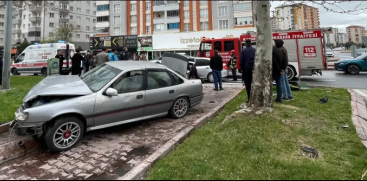 İki otomobil çarpıştı: 3 yaralı