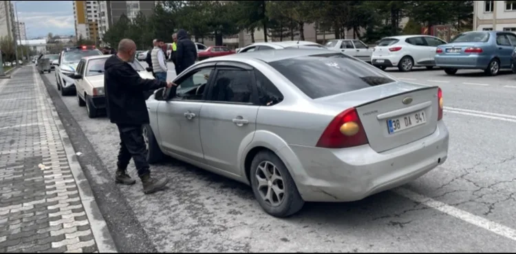 Kayseri’de polisin ‘dur’ ihtarına uymayan ehliyetsiz sürücü yakalandı