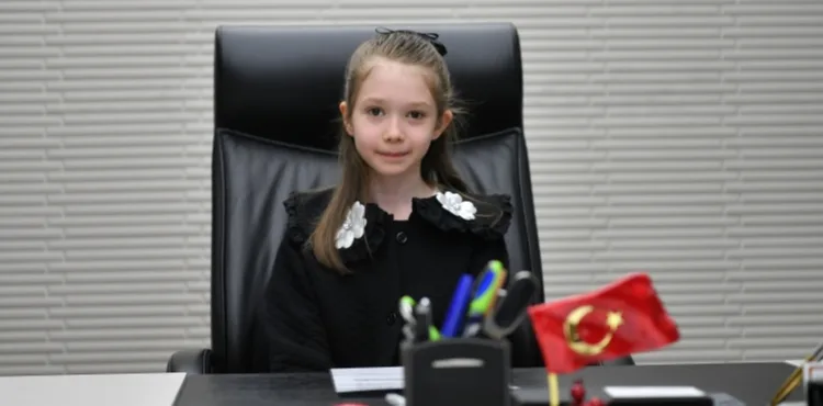 BÜYÜKŞEHİR’DE BAŞKANLIK KOLTUĞUNA MİNİK ZEYNEP OTURDU
