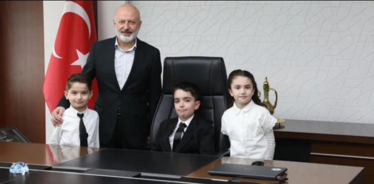 BAŞKAN ÇOLAKBAYRAKDAR, KOLTUĞU ÇOCUKLARA DEVRETTİ